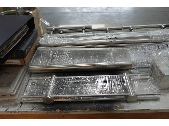 Verrijdbare werktafel + inhoud deurbeslag - afbeelding 4 van  14