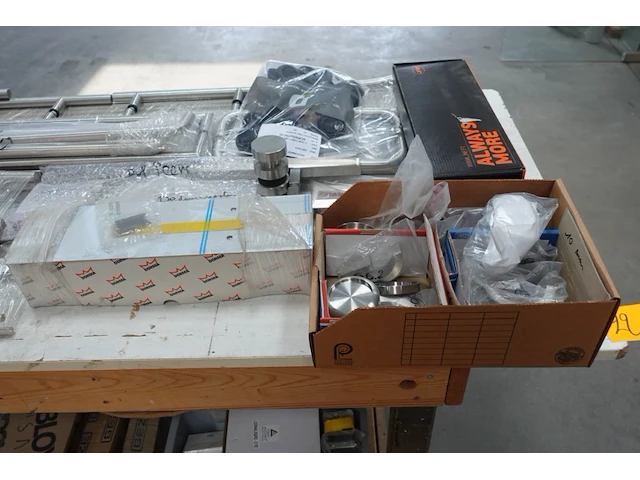 Verrijdbare werktafel + inhoud deurbeslag - afbeelding 5 van  14