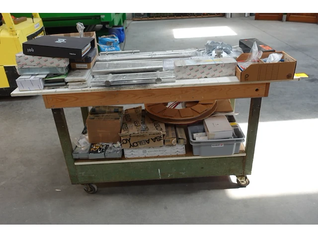 Verrijdbare werktafel + inhoud deurbeslag - afbeelding 1 van  14
