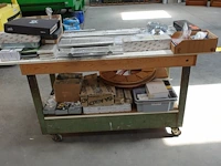 Verrijdbare werktafel + inhoud deurbeslag