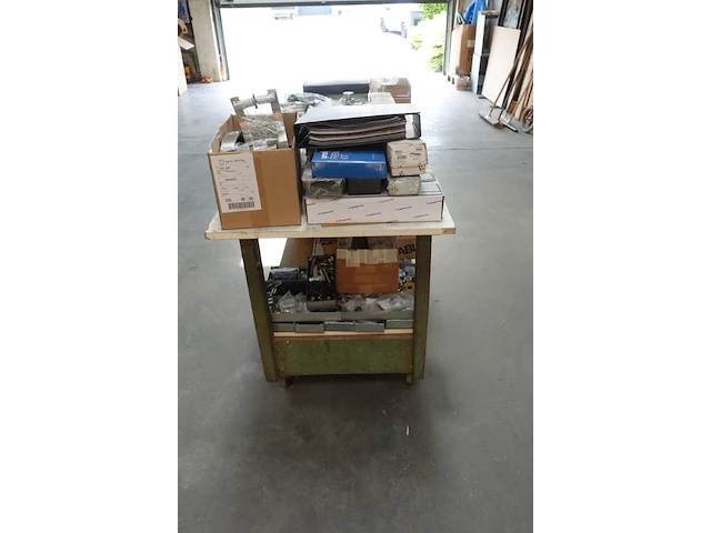 Verrijdbare werktafel + inhoud deurbeslag - afbeelding 7 van  14
