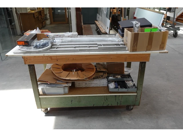 Verrijdbare werktafel + inhoud deurbeslag - afbeelding 8 van  14