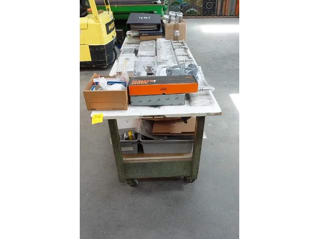 Verrijdbare werktafel + inhoud deurbeslag - afbeelding 9 van  14