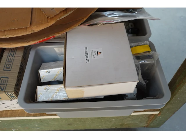 Verrijdbare werktafel + inhoud deurbeslag - afbeelding 10 van  14