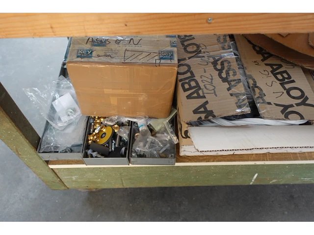 Verrijdbare werktafel + inhoud deurbeslag - afbeelding 11 van  14