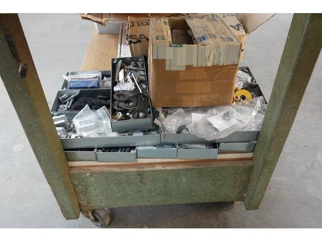 Verrijdbare werktafel + inhoud deurbeslag - afbeelding 12 van  14