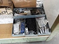 Verrijdbare werktafel + inhoud deurbeslag - afbeelding 13 van  14