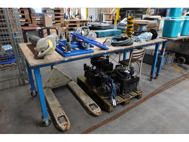 Verrolbare werktafel (+-1m20x2m50, 1m hoog) - afbeelding 1 van  4