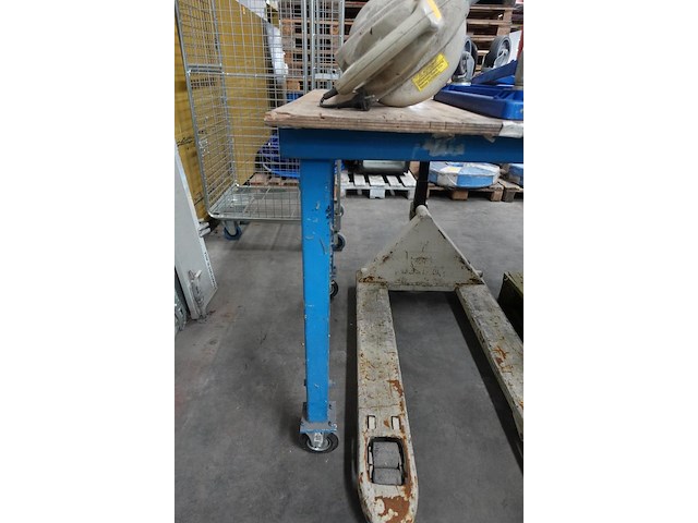 Verrolbare werktafel (+-1m20x2m50, 1m hoog) - afbeelding 2 van  4