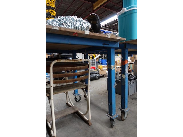 Verrolbare werktafel (+-1m20x2m50, 1m hoog) - afbeelding 3 van  4