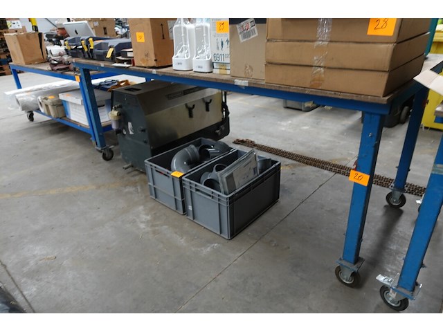 Verrolbare werktafel (+-1m20x2m50, 1m hoog) - afbeelding 1 van  4