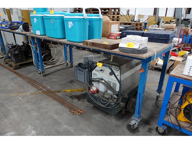 Verrolbare werktafel (+-1m20x2m50, 1m hoog) - afbeelding 3 van  4