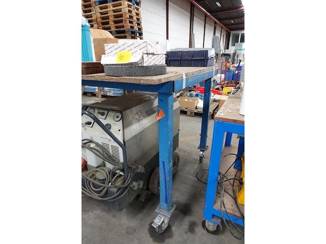 Verrolbare werktafel (+-1m20x2m50, 1m hoog) - afbeelding 4 van  4