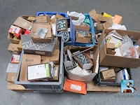 Verscheidenheid aan schroeven en bouten - afbeelding 1 van  14