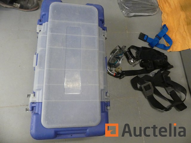 Verschillend duiken apparatuur; vinnen, masker, ... - afbeelding 1 van  9