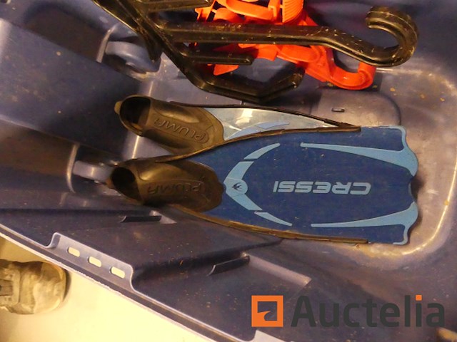 Verschillend duiken apparatuur; vinnen, masker, ... - afbeelding 2 van  9