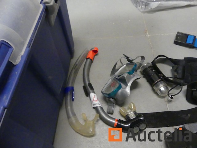 Verschillend duiken apparatuur; vinnen, masker, ... - afbeelding 3 van  9