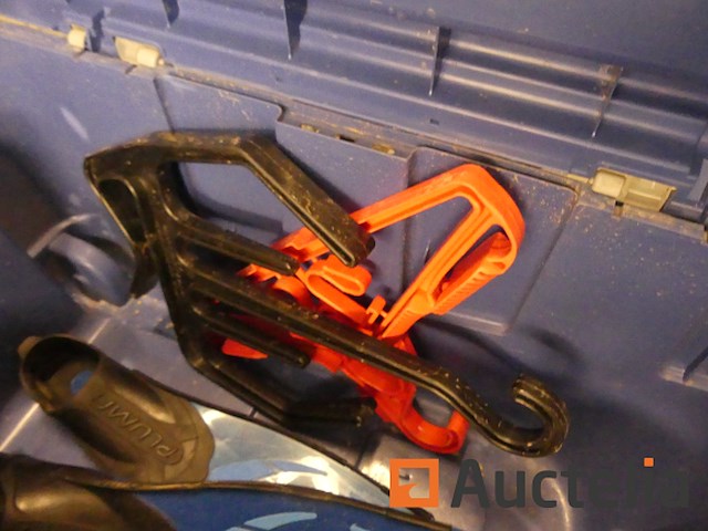 Verschillend duiken apparatuur; vinnen, masker, ... - afbeelding 6 van  9