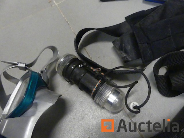 Verschillend duiken apparatuur; vinnen, masker, ... - afbeelding 7 van  9