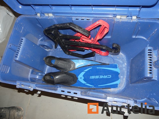 Verschillend duiken apparatuur; vinnen, masker, ... - afbeelding 8 van  9