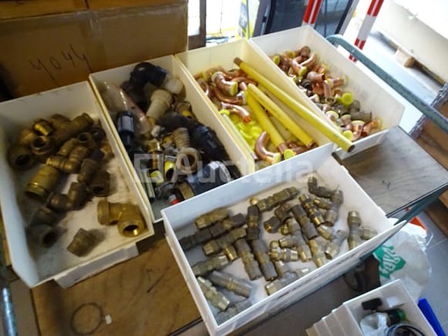 Verschillende aansluitingen in 5 geberit-containers - afbeelding 6 van  14