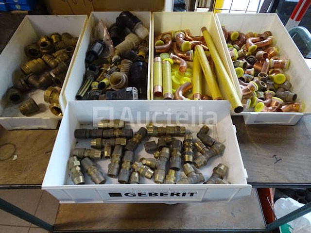 Verschillende aansluitingen in 5 geberit-containers - afbeelding 1 van  14