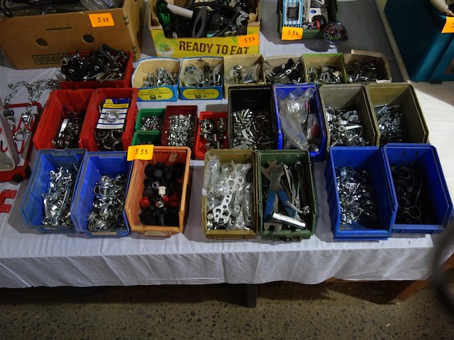 Verschillende bakken divers fietsmateriaal - afbeelding 2 van  4