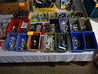 Verschillende bakken divers fietsmateriaal - afbeelding 2 van  4