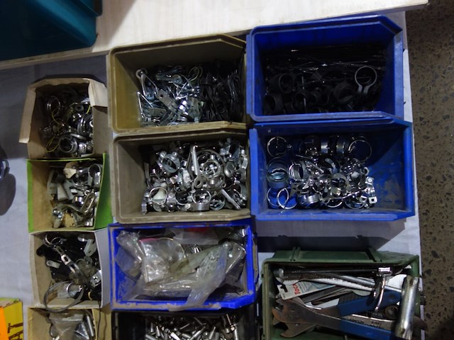 Verschillende bakken divers fietsmateriaal - afbeelding 4 van  4