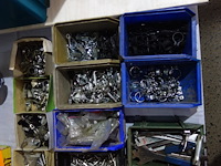 Verschillende bakken divers fietsmateriaal - afbeelding 4 van  4