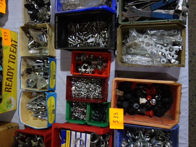 Verschillende bakken divers fietsmateriaal - afbeelding 1 van  4