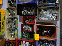 Verschillende bakken divers fietsmateriaal - afbeelding 1 van  4