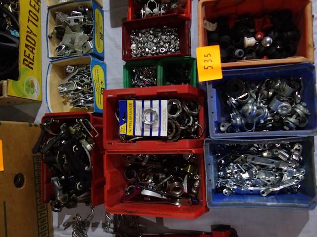 Verschillende bakken divers fietsmateriaal - afbeelding 3 van  4