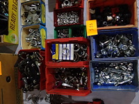 Verschillende bakken divers fietsmateriaal - afbeelding 3 van  4