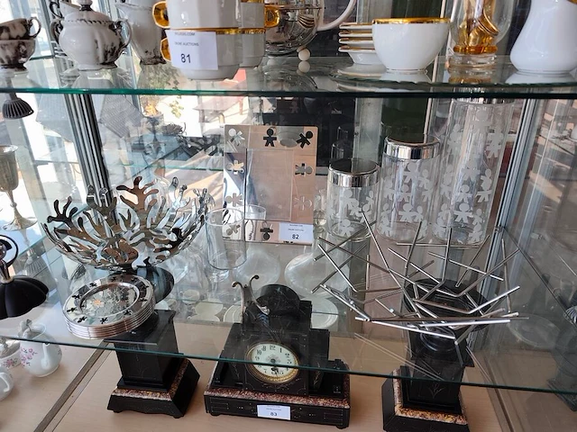 Verschillende designobjecten alessi w.o.: organisch gevormde mediterraneo fruitschaal, 6 metalen onderzetters mini girotondo, kandelaar anne candle, fotolijst 10x15 cm, fruitschaal/mand blow up, drie glazen voorraadpotten. verzilverde bordenhouder - afbeelding 1 van  9