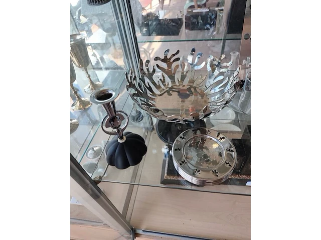 Verschillende designobjecten alessi w.o.: organisch gevormde mediterraneo fruitschaal, 6 metalen onderzetters mini girotondo, kandelaar anne candle, fotolijst 10x15 cm, fruitschaal/mand blow up, drie glazen voorraadpotten. verzilverde bordenhouder - afbeelding 2 van  9