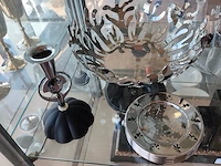 Verschillende designobjecten alessi w.o.: organisch gevormde mediterraneo fruitschaal, 6 metalen onderzetters mini girotondo, kandelaar anne candle, fotolijst 10x15 cm, fruitschaal/mand blow up, drie glazen voorraadpotten. verzilverde bordenhouder - afbeelding 2 van  9