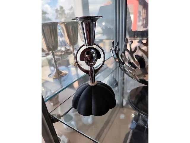 Verschillende designobjecten alessi w.o.: organisch gevormde mediterraneo fruitschaal, 6 metalen onderzetters mini girotondo, kandelaar anne candle, fotolijst 10x15 cm, fruitschaal/mand blow up, drie glazen voorraadpotten. verzilverde bordenhouder - afbeelding 3 van  9
