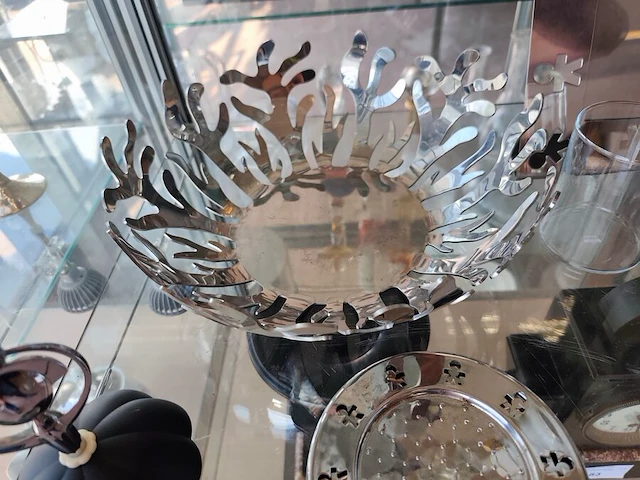 Verschillende designobjecten alessi w.o.: organisch gevormde mediterraneo fruitschaal, 6 metalen onderzetters mini girotondo, kandelaar anne candle, fotolijst 10x15 cm, fruitschaal/mand blow up, drie glazen voorraadpotten. verzilverde bordenhouder - afbeelding 5 van  9