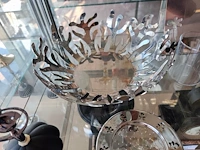 Verschillende designobjecten alessi w.o.: organisch gevormde mediterraneo fruitschaal, 6 metalen onderzetters mini girotondo, kandelaar anne candle, fotolijst 10x15 cm, fruitschaal/mand blow up, drie glazen voorraadpotten. verzilverde bordenhouder - afbeelding 5 van  9