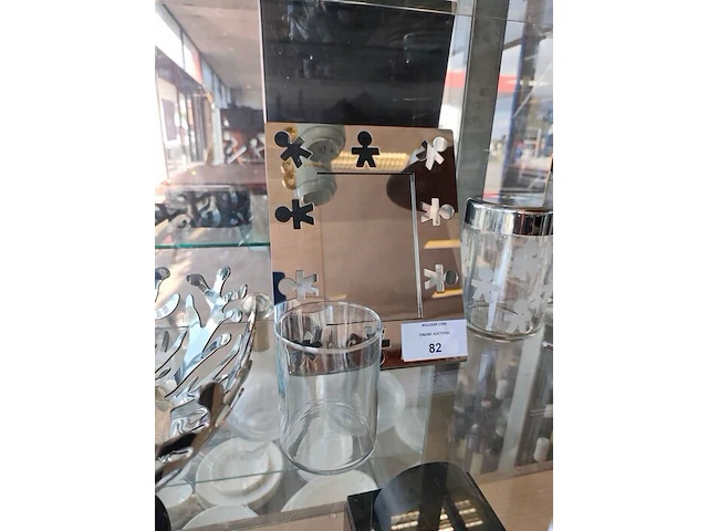Verschillende designobjecten alessi w.o.: organisch gevormde mediterraneo fruitschaal, 6 metalen onderzetters mini girotondo, kandelaar anne candle, fotolijst 10x15 cm, fruitschaal/mand blow up, drie glazen voorraadpotten. verzilverde bordenhouder - afbeelding 6 van  9