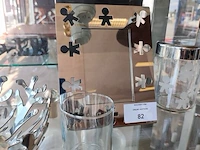 Verschillende designobjecten alessi w.o.: organisch gevormde mediterraneo fruitschaal, 6 metalen onderzetters mini girotondo, kandelaar anne candle, fotolijst 10x15 cm, fruitschaal/mand blow up, drie glazen voorraadpotten. verzilverde bordenhouder - afbeelding 6 van  9