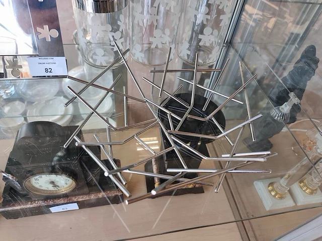 Verschillende designobjecten alessi w.o.: organisch gevormde mediterraneo fruitschaal, 6 metalen onderzetters mini girotondo, kandelaar anne candle, fotolijst 10x15 cm, fruitschaal/mand blow up, drie glazen voorraadpotten. verzilverde bordenhouder - afbeelding 8 van  9