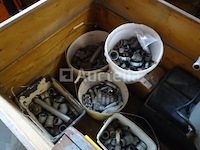 Verschillende gegalvaniseerde fittingen in 5 emmers