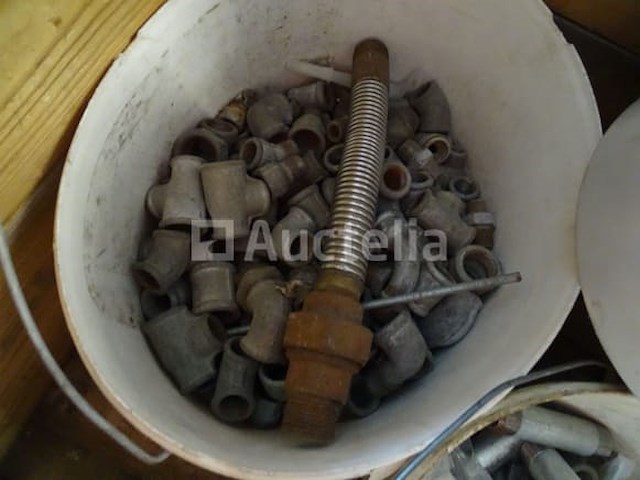 Verschillende gegalvaniseerde fittingen in 5 emmers - afbeelding 2 van  7