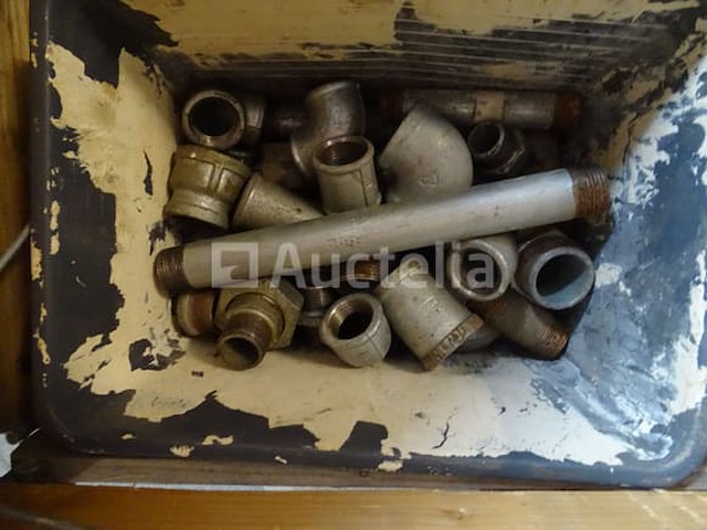 Verschillende gegalvaniseerde fittingen in 5 emmers - afbeelding 3 van  7