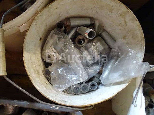 Verschillende gegalvaniseerde fittingen in 5 emmers - afbeelding 4 van  7