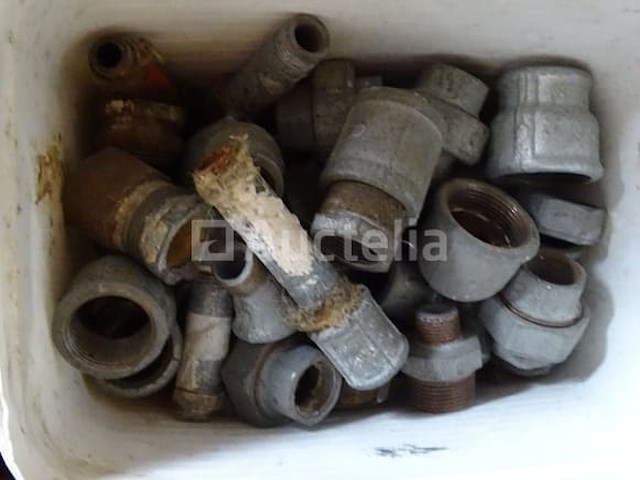 Verschillende gegalvaniseerde fittingen in 5 emmers - afbeelding 6 van  7