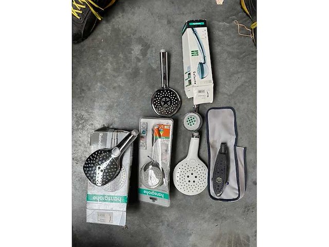 Verschillende handsproeiers douche - douche garniture - afbeelding 1 van  3