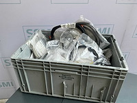 Verschillende jungheinrich-onderdelen in een doos - afbeelding 1 van  8